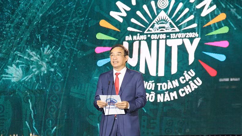 Председатель Народного комитета Дананга Ле Чунг Тьинь выступает с речью.