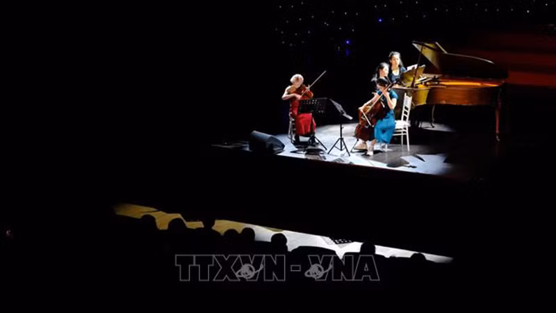 Артисты выступают на заключительном концерте в рамках фестиваля. Фото: ВИА