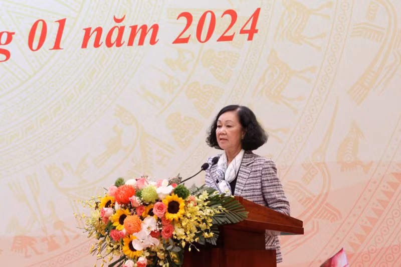 Товарищ Чыонг Тхи Май выступает с руководящей речью.