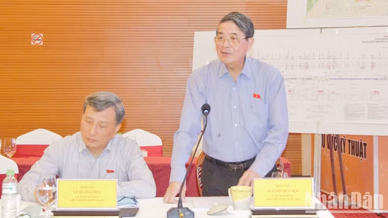 Заместитель председателя НС Нгуен Дык Хай выступает на рабочей встрече.