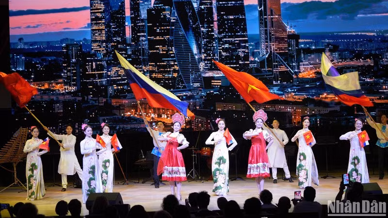 Вьетнамские артисты выступают с художественным номером.