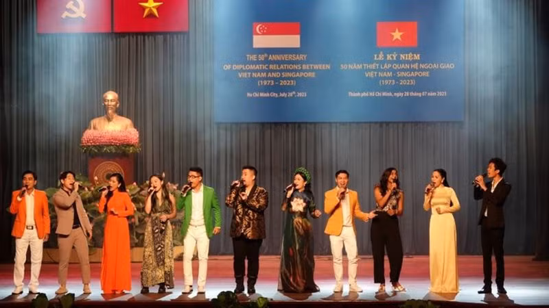 В г. Хошимине прошел культурный обмен по случаю 50-летия установления дипломатических отношений между Вьетнамом и Сингапуром. Фото: Мань Хао