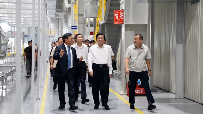 Делегация посещает завод по производству и сборке автомобилей №2 «Hyundai Тханьконг».