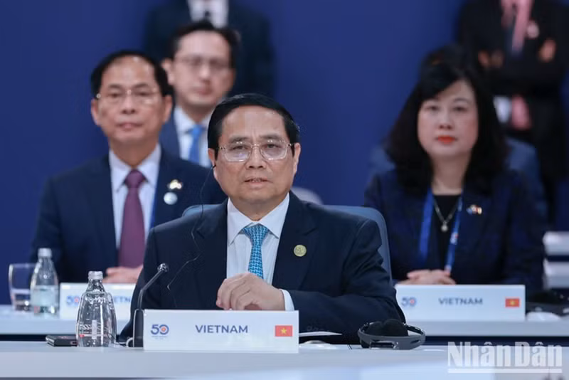 Премьер-министр Фам Минь Тьинь выступает на пленарном заседании специального саммита АСЕАН-Австралия. Фото: Нят Бак Премьер-министр Фам Минь Тьинь выступает на пленарном заседании специального саммита АСЕАН-Австралия. Фото: Нят Бак