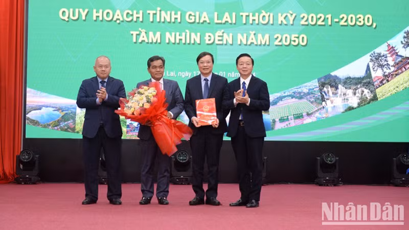 Вице-премьер Чан Хонг Ха вручает Решение об утверждении плана развития провинции Жалай.