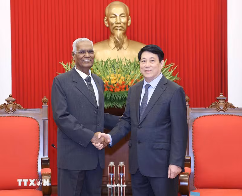 Постоянный член Секретариата ЦК КПВ Лыонг Кыонг и Генеральный секретарь КПИ Дорайсами Раджа. Фото: ВИА