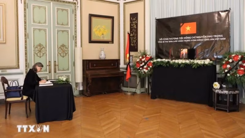 Генеральный секретарь королевской семьи Бельгии Доминик Минёр оставляет запись в траурной книге. Фото: ВИА