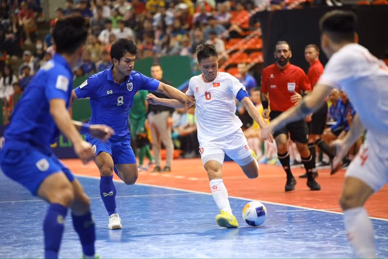 Сборная Вьетнама по футзалу упорно боролась против сильного соперника. Фото: Федерация футбола Вьетнама