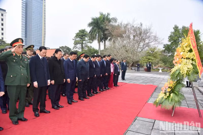 Премьер-министр Фам Минь Тьинь и делегаты воскуряют благовония и возлагают цветы в память о Президенте Хо Ши Мине. Фото: Чан Хай