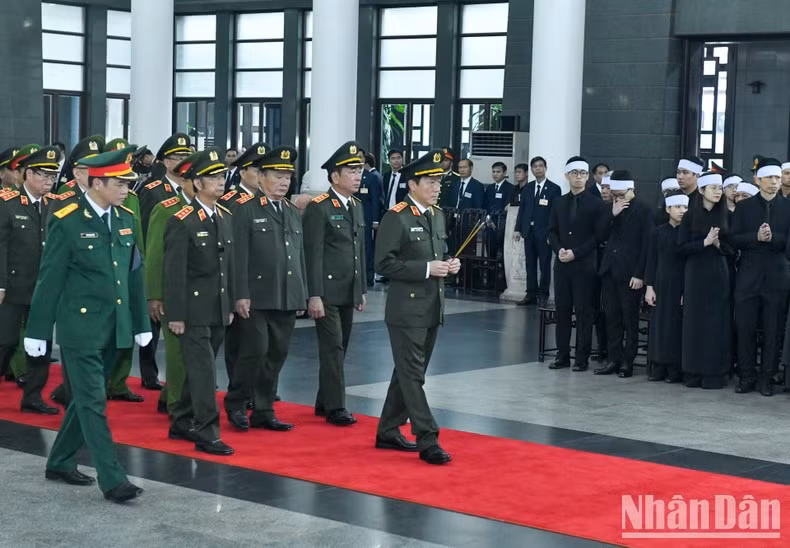 Делегация Центрального парткома Сил общественной безопасности, Министерства общественной безопасности чтит память Генерального секретаря ЦК КПВ Нгуен Фу Чонга.