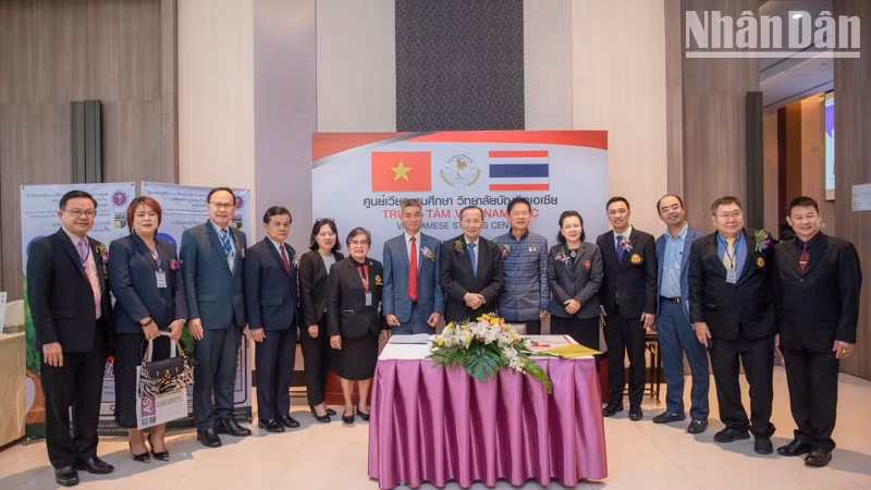 Участники церемонии. Фото: Генеральное консульство Вьетнама в Кхонкэне