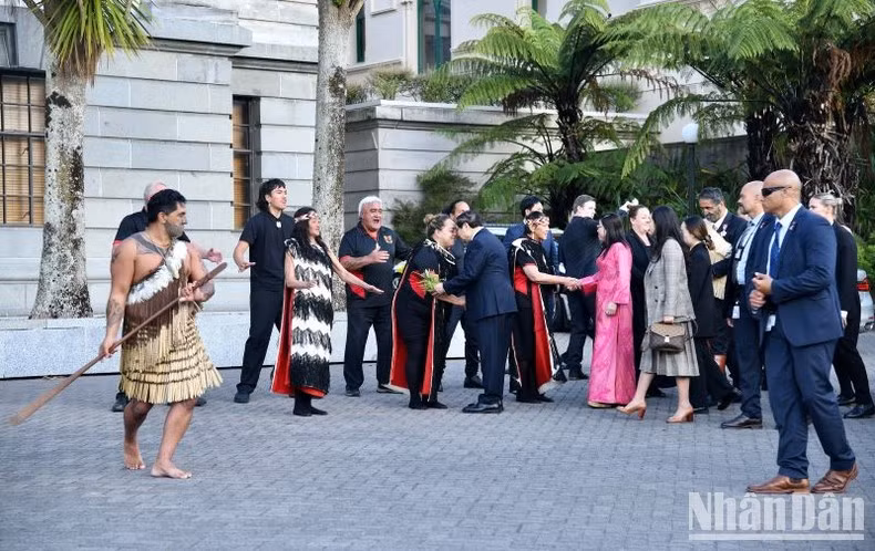 Выполнение хонги (прикосновение носов для приветствия друг друга в соответствии с обычаями маори).