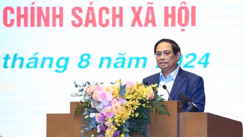 Премьер-министр Фам Минь Тьинь выступает на конференции. Фото: Чан Хай