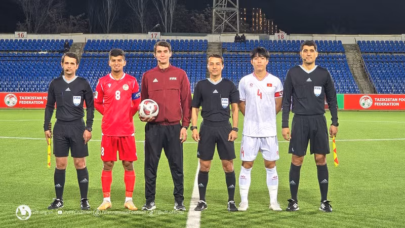 Капитаны двух команд и судьи. Фото: Федерация футбола Вьетнама