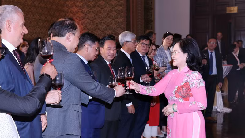 Замсекретаря Парткома города, председатель Народного совета города Нгуен Тхи Лэ и делегаты на мероприятии. Фото: ВИА