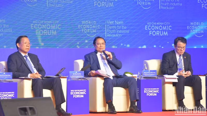 Премьер-министр Фам Минь Тьинь председательствует на диалоге. Фото: Тхань Жанг