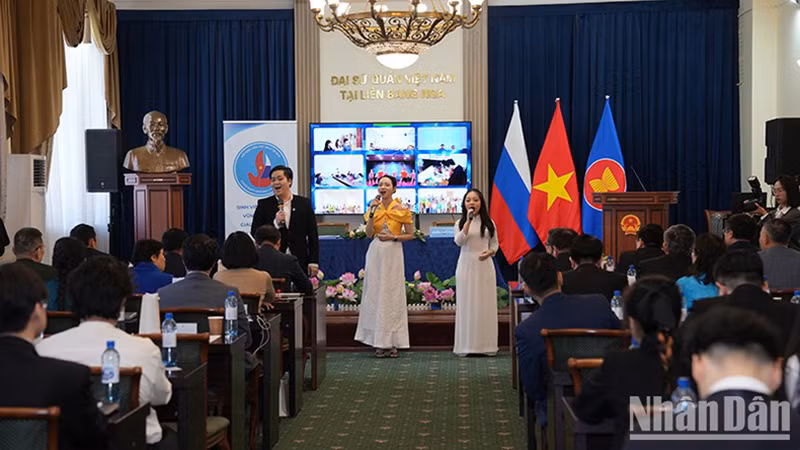 Художественный номер вьетнамских студентов. Фото: Суан Хынг