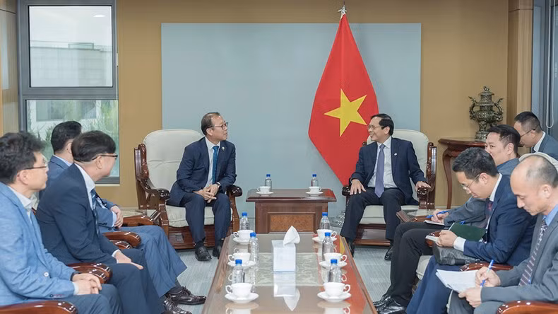 Министр иностранных дел Буй Тхань Шон принимает представителей семьи Ли вьетнамского происхождения в Южной Корее.