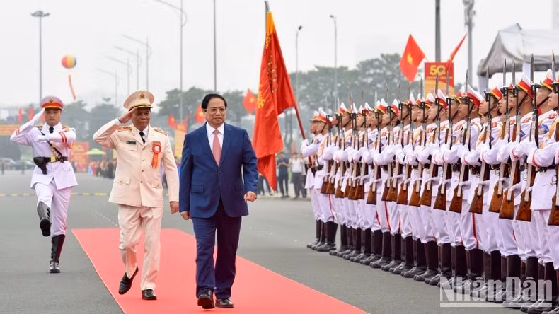 Премьер-министр Фам Минь Тьинь обходит строй почетного караул Сил народной общественной безопасности Вьетнама. Фото: Чан Хай