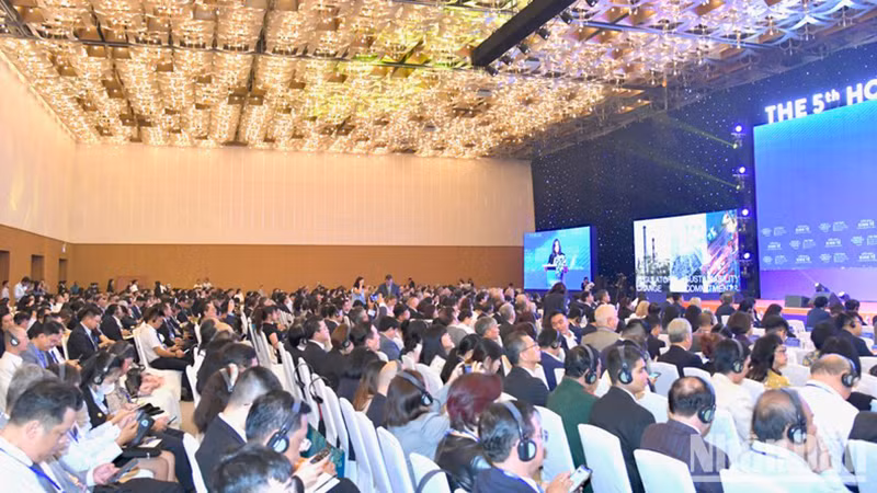 Отечественные и международные делегаты на форуме.