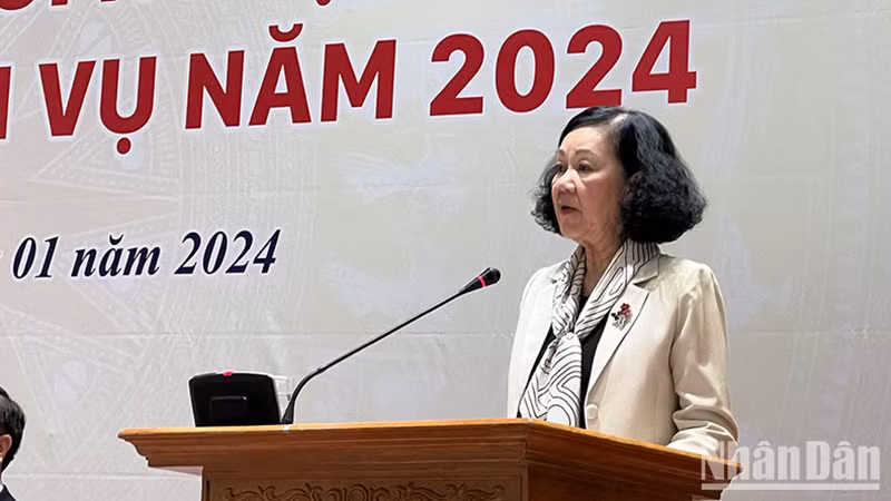 Товарищ Чыонг Тхи Май выступает на конференции.