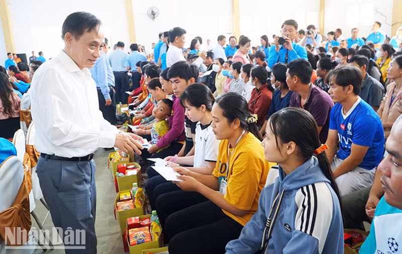 Товарищ Ле Хоай Чунг вручает подарки бедным рабочим и трудящимся.