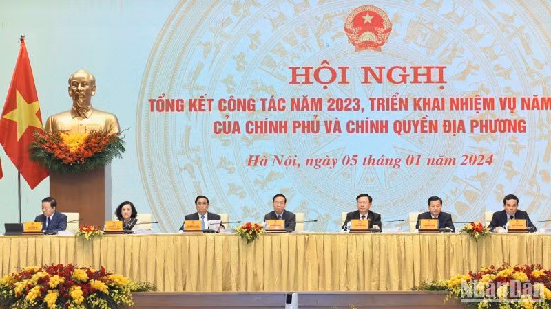 Президент Во Ван Тхыонг, Премьер-министр Фам Минь Тьинь, Председатель Национального собрания Выонг Динь Хюэ; Постоянный член Секретариата, Заведующая Организационным отделом ЦК КПВ Чыонг Тхи Май на мероприятии. Фото: Чан Хай