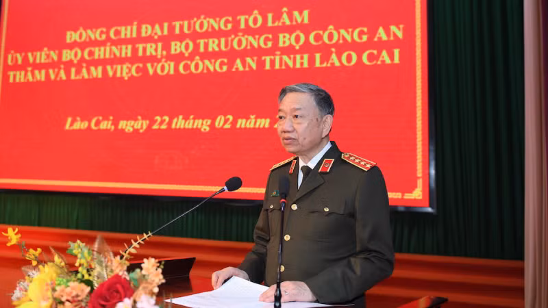 Генерал армии То Лам выступает с речью на рабочей встрече с Силами общественной безопасности провинции Лаокай. Фото: cand.com.vn