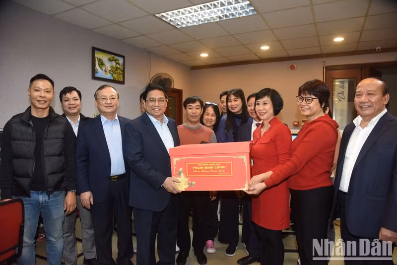 Премьер-министр Фам Минь Тьинь, должностные лица и сотрудники ВОВ. Фото: Чан Хай