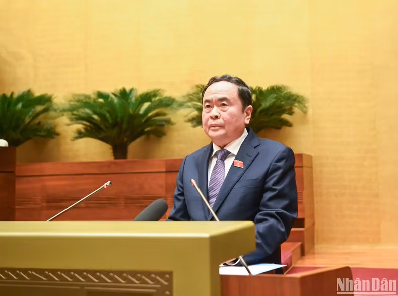 Председатель НС Чан Тхань Ман выступает с заключительной речью. Фото: Зюи Линь