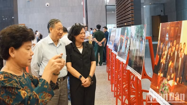 Участники мероприятия посещают фотовыставку, рассказывающую о демаркации сухопутной границы между Вьетнамом и Китаем. Фото: Чунг Хынг