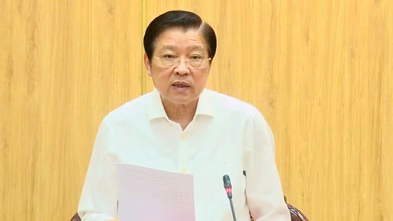 Товарищ Фан Динь Чак выступает на рабочей встрече.