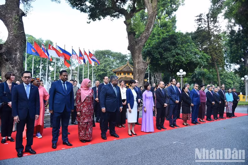 Заместитель министра иностранных дел До Хунг Вьет, послы, поверенные в делах, представители стран-членов АСЕАН и стран-партнеров АСЕАН и гости на церемонии.