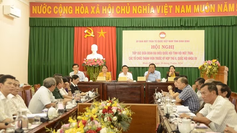 Общий вид встречи с избирателями в городе Кюиньон.