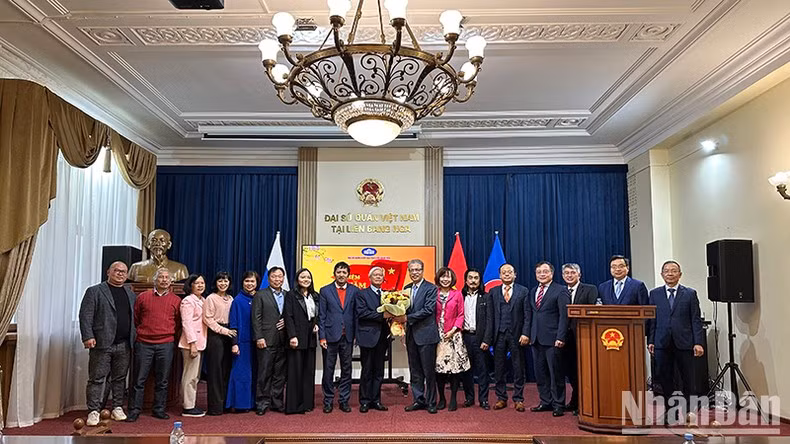 Представители Вьетнамской ассоциации литературы и искусства в России фотографируются с руководителями и сотрудниками Посольства. Фото: Тхюи Ван