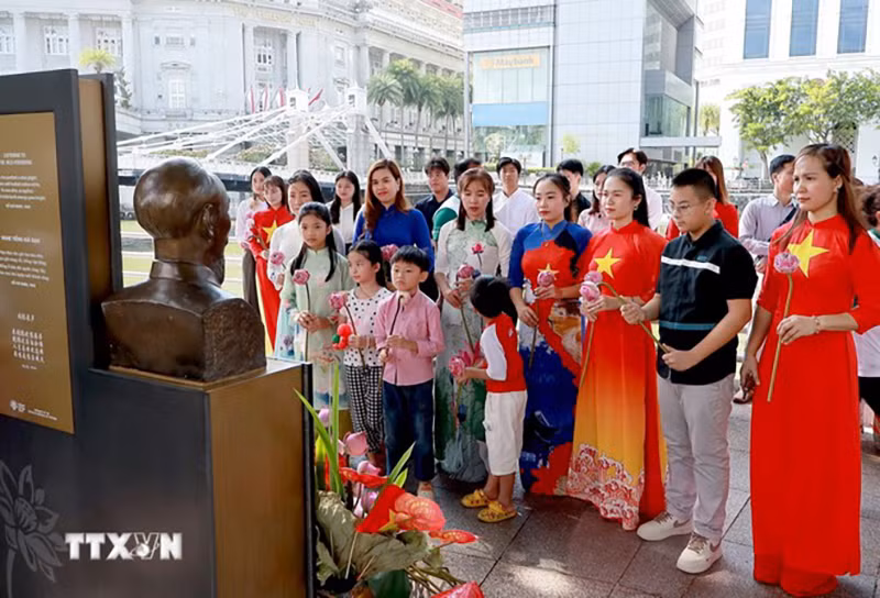 Вьетнамцы, проживающие в Сингапуре, возлагают цветы в память о великом Президенте Хо Ши Мине. Фото: ВИА