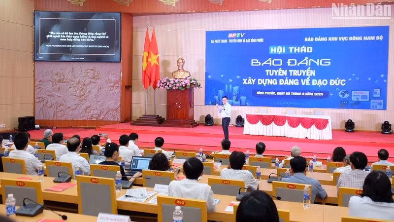 Товарищ Ле Куок Минь выступает на конференции.