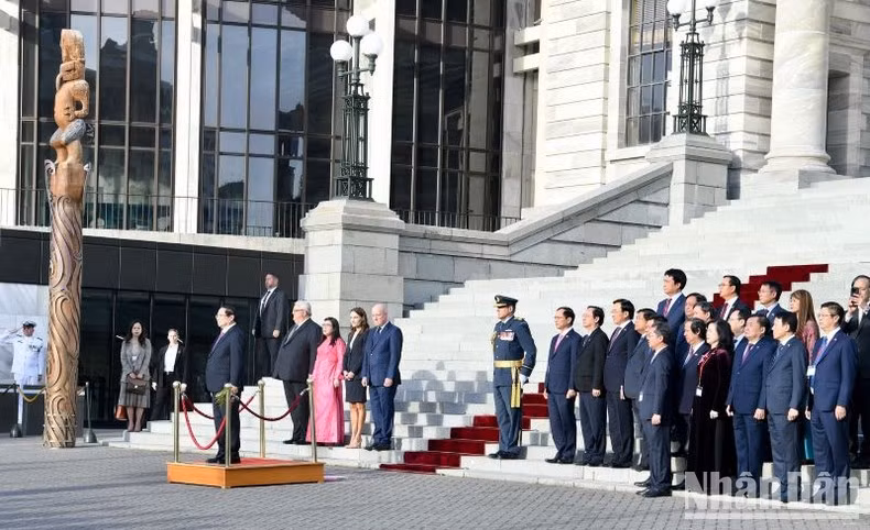 Премьер-министр Фам Минь Тьинь на почетной трибуне.
