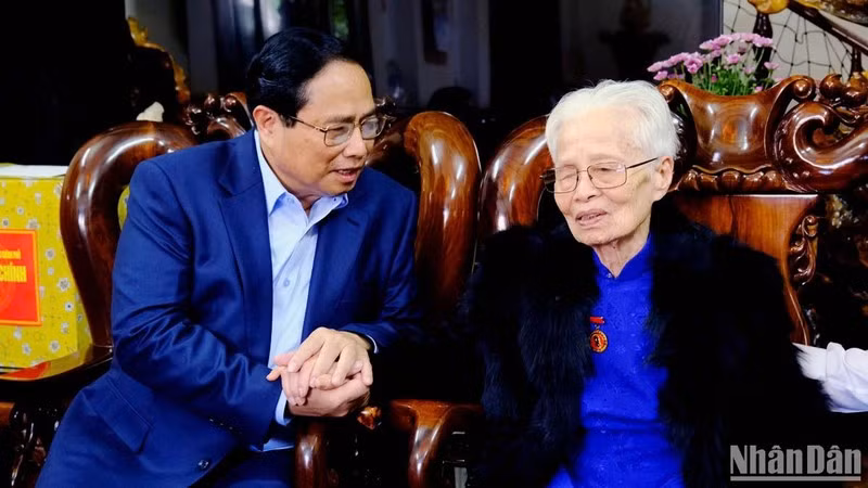 Премьер-министр Фам Минь Тьинь навещает вьетнамскую мать-героиню Чан Тхи Тхунг.