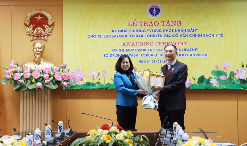 Министр здравоохранения Дао Хонг Лан вручает памятную медаль «За здоровье народа» доктору Собаяси Токуаки.