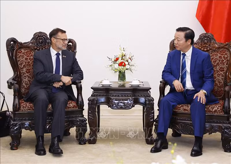 Вице-премьер Чан Хонг Ха и Посол Австралии Эндрю Голедзиновски. Фото: ВИА