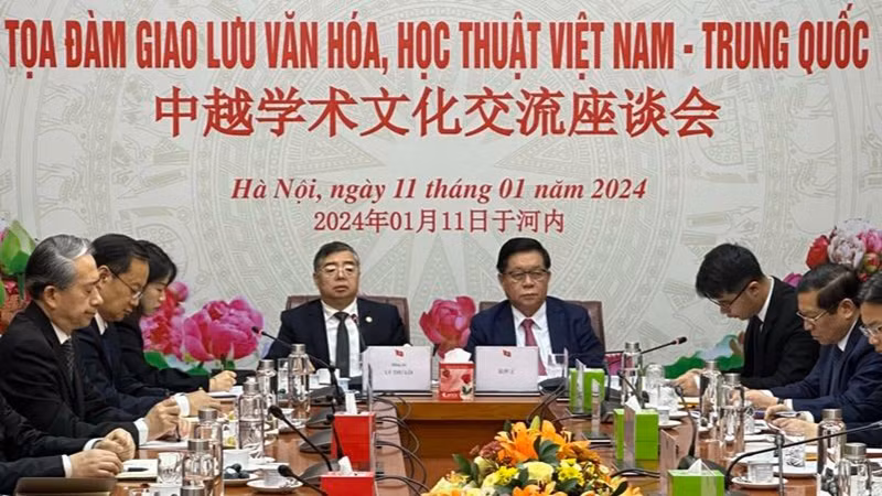 Товарищ Нгуен Чонг Нгиа и товарищ Ли Шулэй председательствуют на беседе.