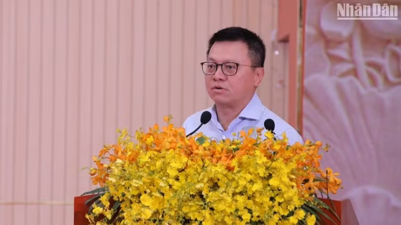 Товарищ Ле Куок Минь выступает с речью.