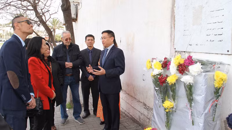 Посол Чан Куок Кхань и делегаты рассказывают истории об отношениях двух стран. Фото: baoquocte.vn