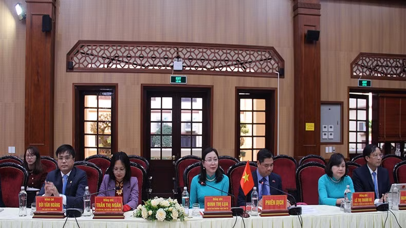 Товарищ Динь Тхи Луа (в центре) выступает с речью.