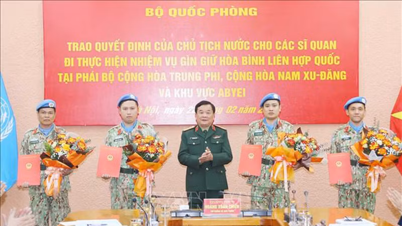 Генерал-полковник Хоанг Суан Тьиен вручает решения 4 офицерам. Фото: ВИА