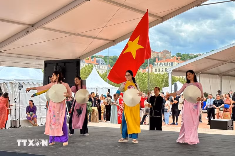 Художественный номер вьетнамских девушек в традиционных костюмах «аозай» на фестивале. Фото: ВИА