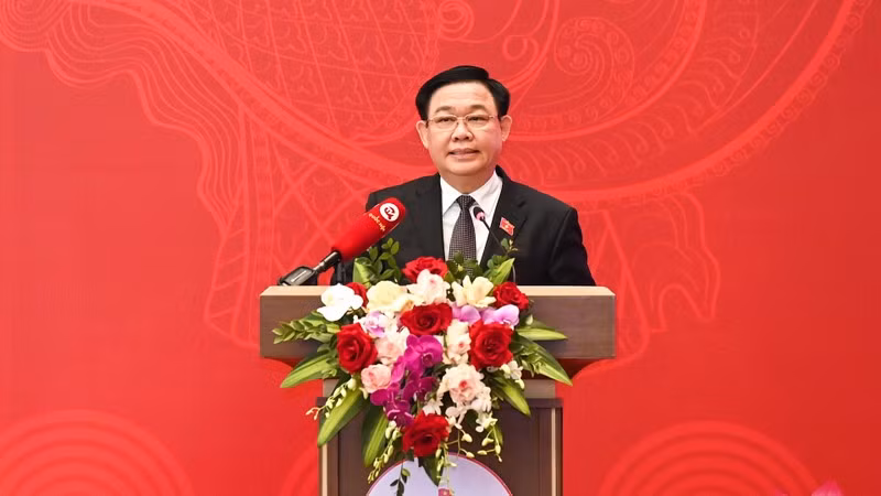 Председатель НС Вьетнама Выонг Динь Хюэ выступает с заключительной речью.