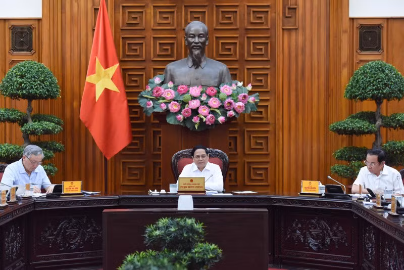 Премьер-министр Фам Минь Тьинь председательствует на заседании. Фото: Чан Хай