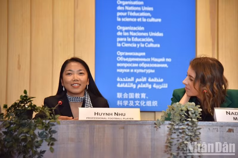 Хюинь Ньы (слева) рассказывает о своей футбольной карьере. Фото: Минь Зюи